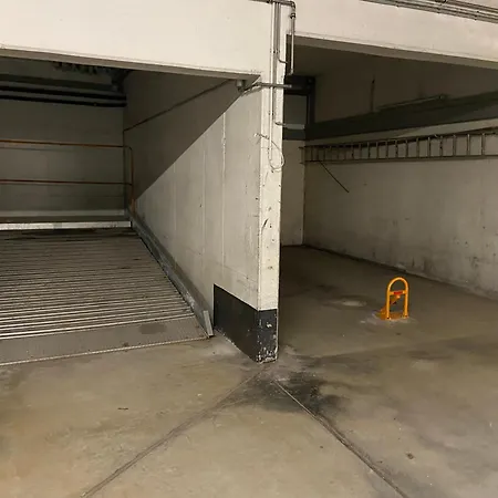 Apartment Mit Garagenparkplatz An U-bahnstation